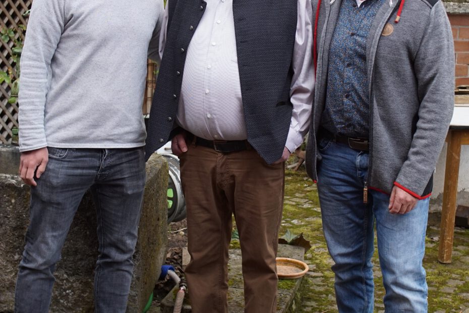 Foto des neuen und des alten ersten Vorstands mit dem Bürgermeister